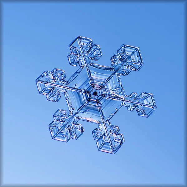 Floco de neve de cristal natural . — Fotografia de Stock