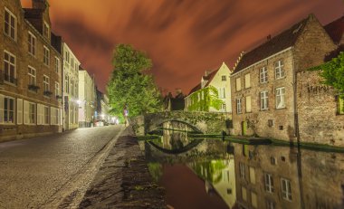 Bir kanal Bruges'deki gece görünümü