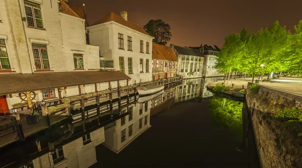 Nocturnal view of a canal in Bruges — Stock Photo, Image