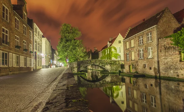 Nocturnal view of a canal in Bruges — Stock Photo, Image