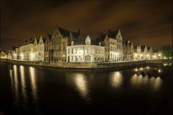 Nocturnal view of a canal in Bruges — Stock Photo, Image