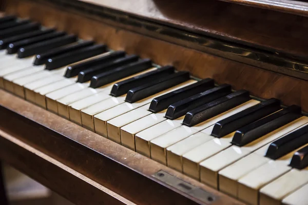 Primo piano di un pianoforte — Foto Stock