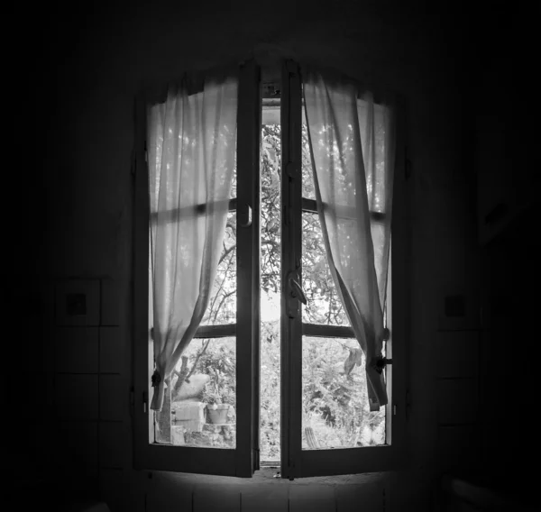 Vieja ventana en una habitación oscura — Foto de Stock