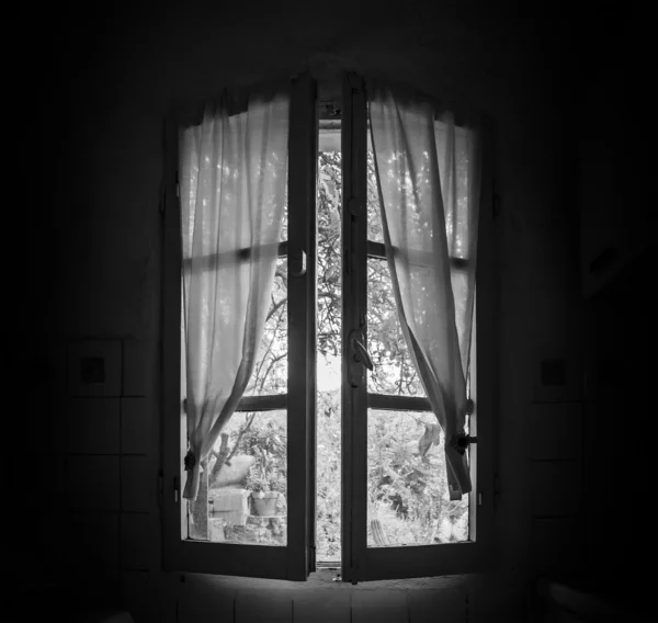 Karanlık bir odada eski penceresi - Stok İmaj