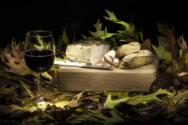 Composition automnale nature morte avec saindoux, pain et vin rouge — Photo