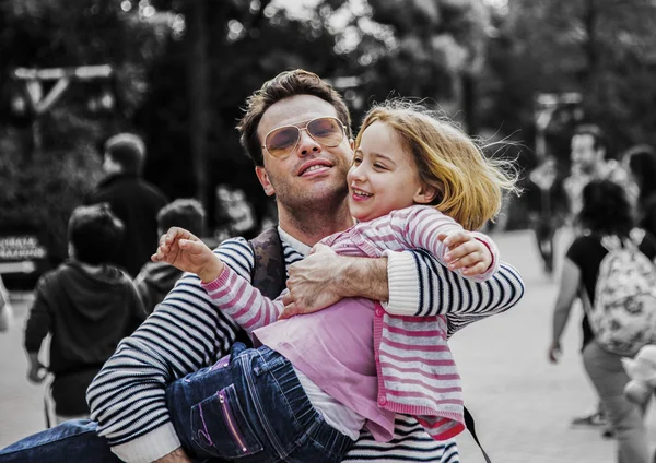 Father holding his daughter — Stock Photo, Image