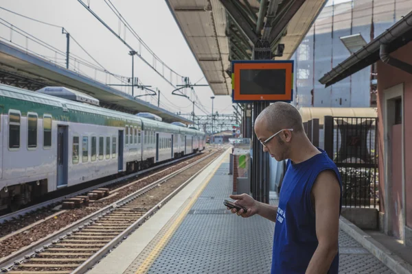 Adam tren istasyonunda bekler — Stok fotoğraf