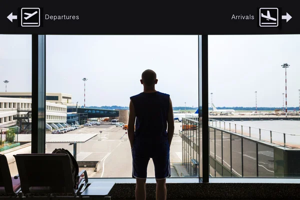 Man waits at the airport — Stock Photo, Image