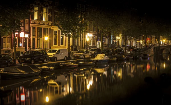 Amsterdam night: canal in Red District — Stock Photo, Image