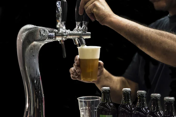 Mann zieht Bier aus Zapfhahn — Stockfoto