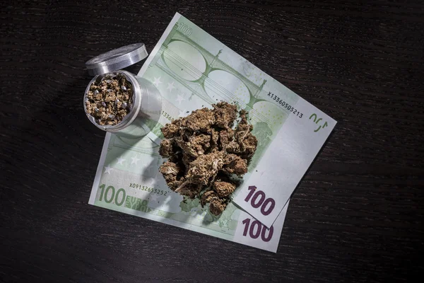 Metall kvarnen med marijuana och pengar — Stockfoto