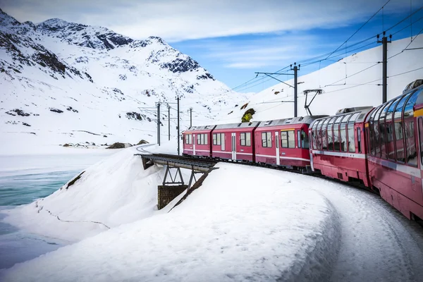 Bernina Express, İtalya ve İsviçre arasında demiryolu