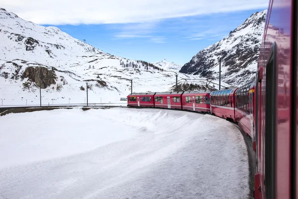 Bernina Express, İtalya ve İsviçre arasında demiryolu — Stok fotoğraf