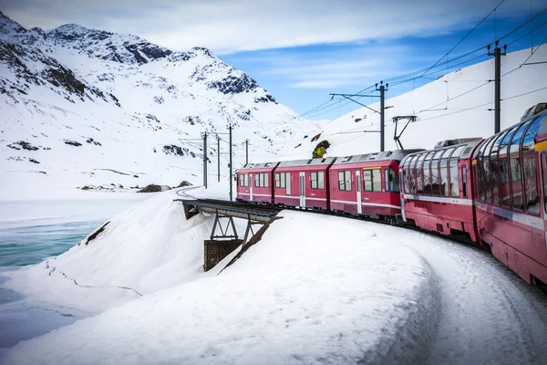 Bernina Express, İtalya ve İsviçre arasında demiryolu Stok Fotoğraf