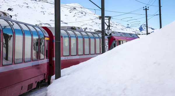 Bernina Express, İtalya ve İsviçre arasında demiryolu Stok Fotoğraf