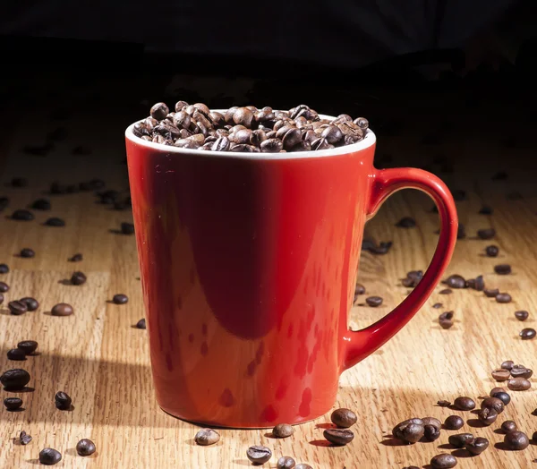 Espresso rote Tasse mit Kaffeebohnen — Stockfoto