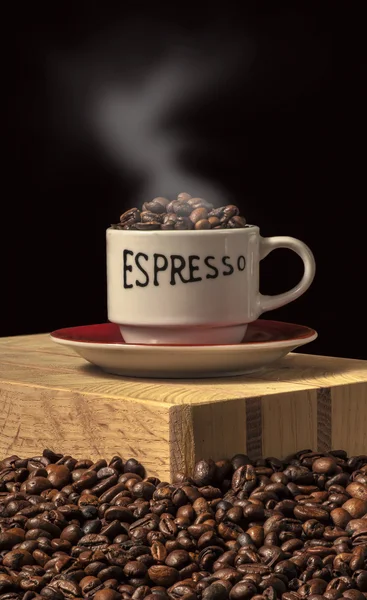 Kahve çekirdekli Espresso bardağı. Telifsiz Stok Fotoğraflar