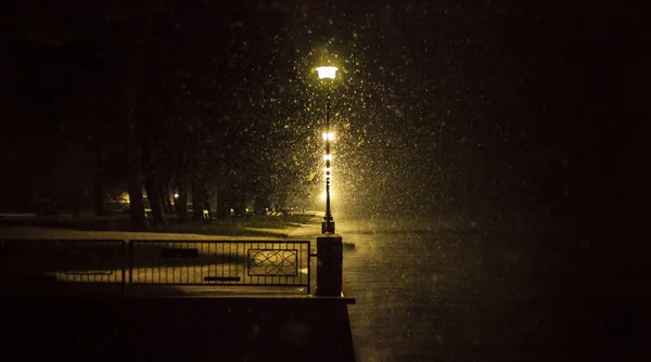 Karlı bir gecede sokak lambaları - Stok İmaj