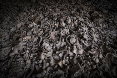 Çernobil - gaz maskeleri yerde