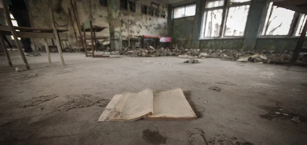 Tschernobyl - Buch in verlassener Schule — Stockfoto