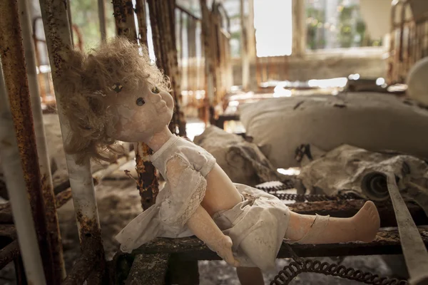 Chernobyl - Muñeca sobre una base de cama oxidada — Foto de Stock