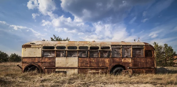 Tschernobyl - verlassener Bus auf einem Feld — Stockfoto