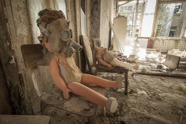 Tschernobyl - Gasmaskenpuppe auf Stuhl — Stockfoto