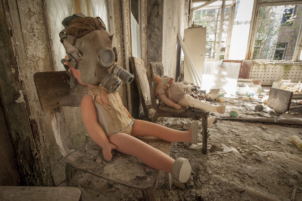 Чернобыль - Кукла с противогазом на стуле
