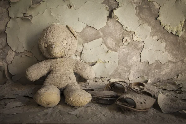 Chernobyl - Teddy bear in verlaten huis — Stockfoto