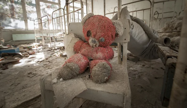 Chernobyl - Urso de peluche no jardim de infância abandonado — Fotografia de Stock