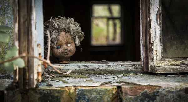 Tschernobyl - Puppe schaut aus dem Fenster — Stockfoto