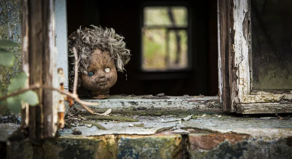 Chernobyl - Muñeca mira por una ventana —  Fotos de Stock