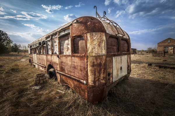Чернобыль - заброшенный автобус в поле
