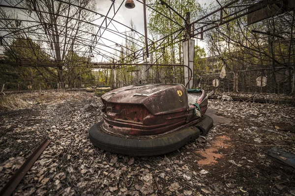 Abandoned bumper cars in Pripyat — Stock Photo, Image