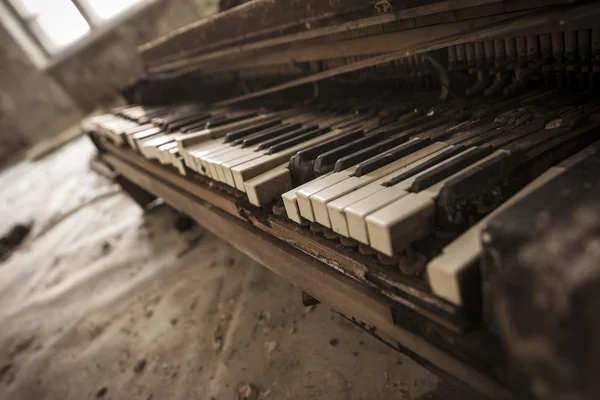 Chernobyl - närbild av ett gammalt piano — Stockfoto