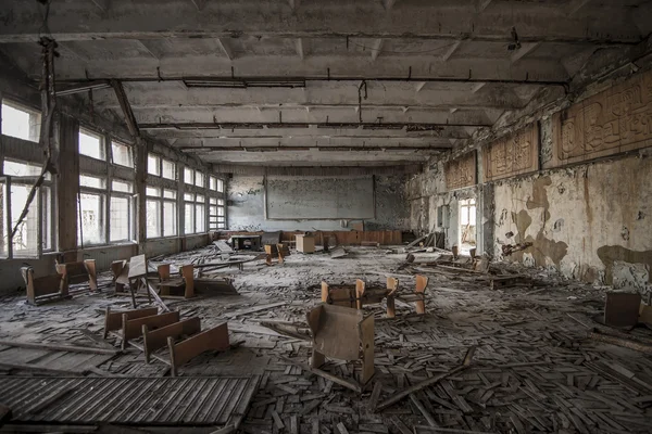 Chernobyl - Sala de aula abandonada em Pripyat — Fotografia de Stock