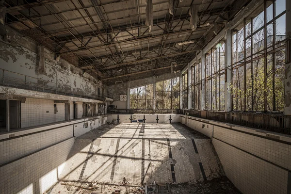 Tsjernobyl - forlatt svømmebasseng i Pripyat – stockfoto