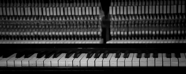 Close-up van een oude piano — Stockfoto