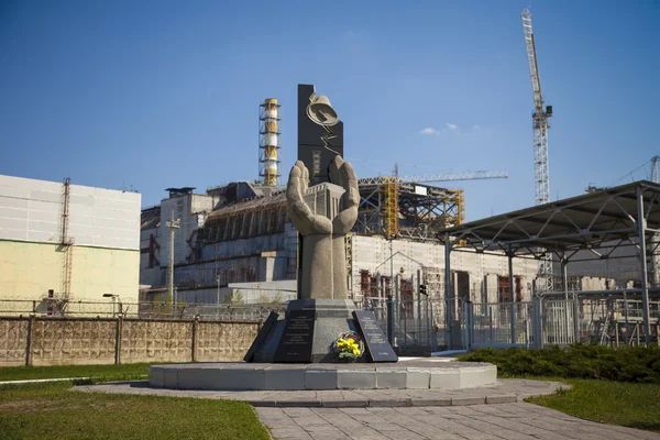 Anıtı ve Chernobyl nükleer enerji santrali Stok Fotoğraf