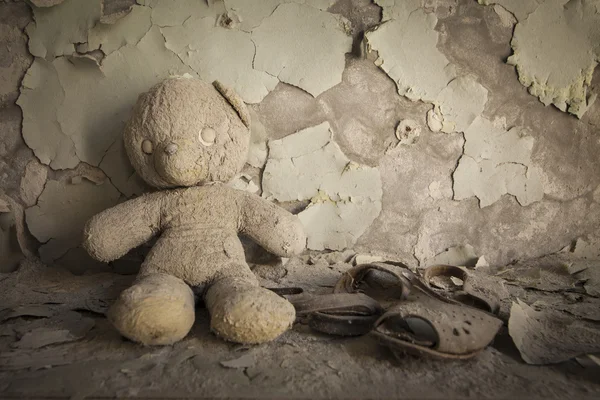 Çernobil - oyuncak ayı terk edilmiş evde Telifsiz Stok Fotoğraflar