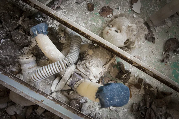 Çernobil - bebek altında metal kirişler yerleştirilir. Stok Fotoğraf