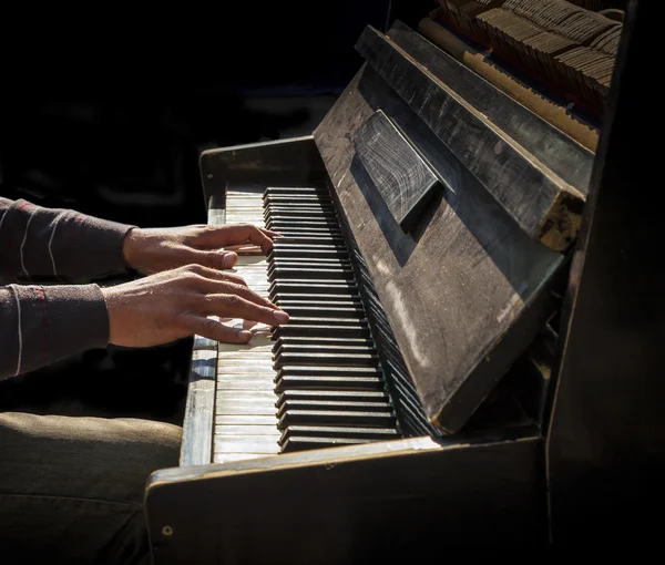 남자는 오래 된 피아노 연주의 손 — 스톡 사진