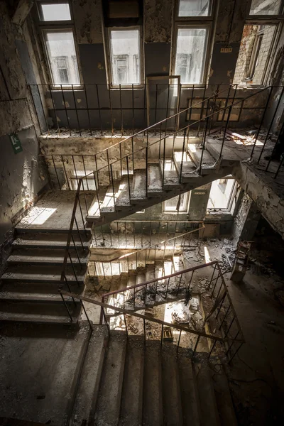 Escadas de concreto em um prédio abandonado — Fotografia de Stock