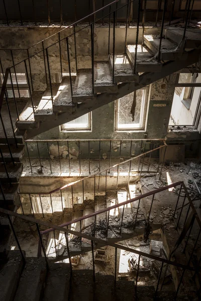 Betontreppe in einem verlassenen Gebäude — Stockfoto