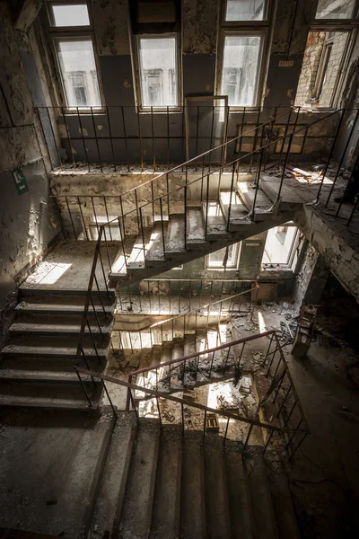 Terk edilmiş bir binada beton merdivenler Stok Fotoğraf