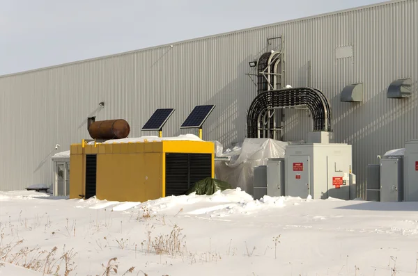 Grand générateur de secours industriel en hiver . Images De Stock Libres De Droits