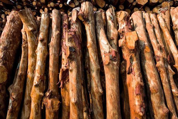 Hromadu dřeva přihlásí připraven na zimu - ks polen pozadí — Stock fotografie