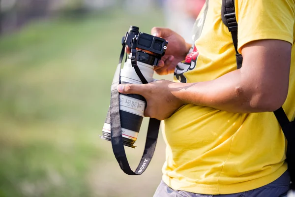 Fotógrafo segurando câmera — Fotografia de Stock