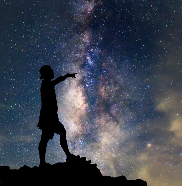 Hvězda catcher. Člověk stojí vedle galaxie Mléčné dráhy — Stock fotografie