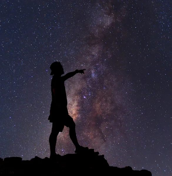 Atrapador de estrellas. Una persona está de pie junto a la Vía Láctea —  Fotos de Stock